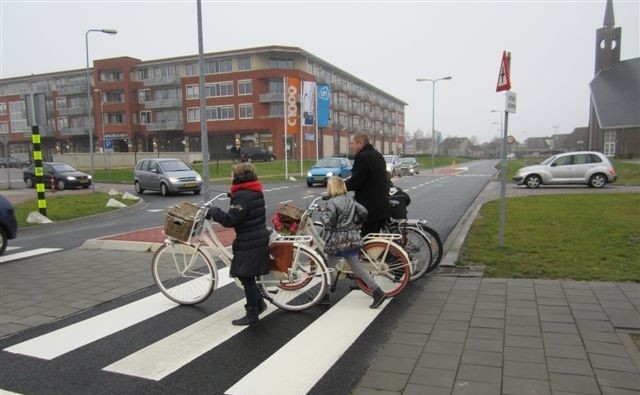 Leerlingen Harmpje Visserschool uit Urk leren oversteken met SGP wethouder Geert Post