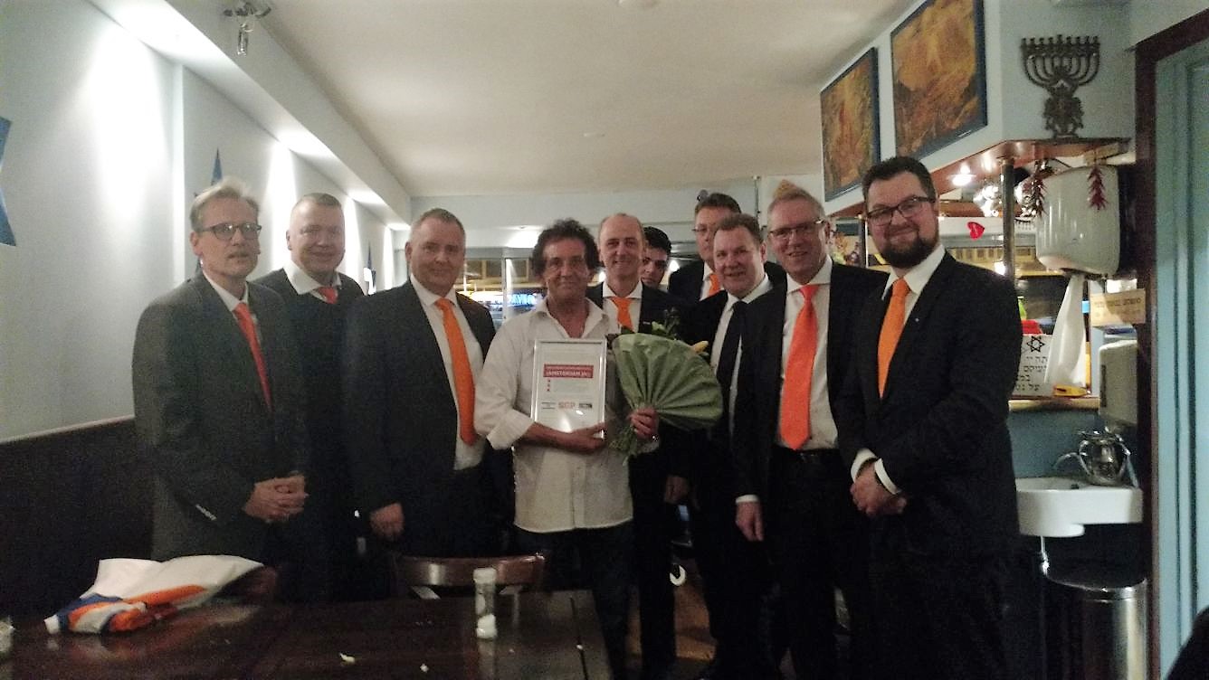 SGP Urk op de foto met Joodse restauranthouder Amsterdam HaCarmel