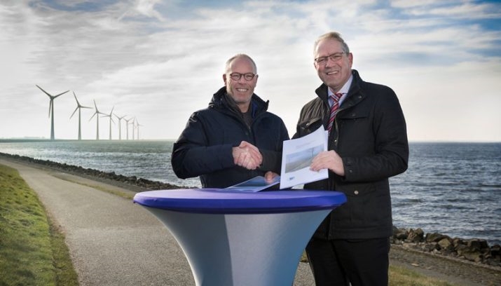 Wethouder Post en Wijnants ondertekenen de overeenkomst