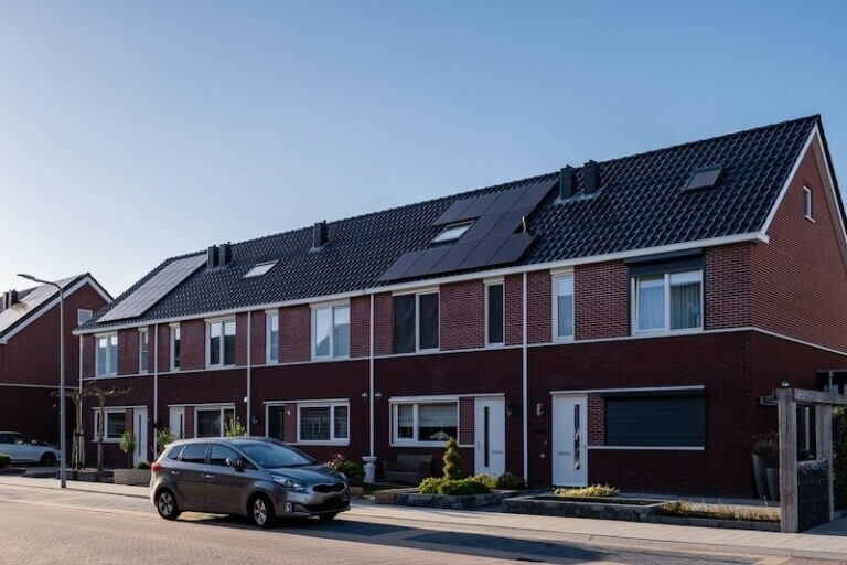 Zonnepanelen bij huizen op Urk